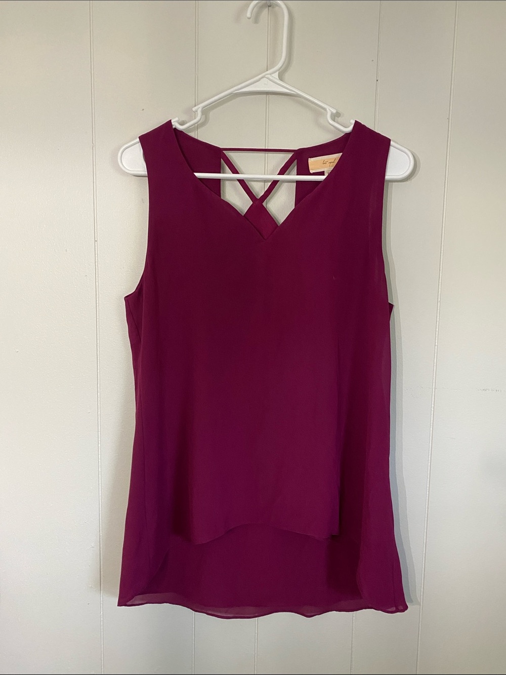Boutique Sleeveless Crisscross Back Blouse in Berry